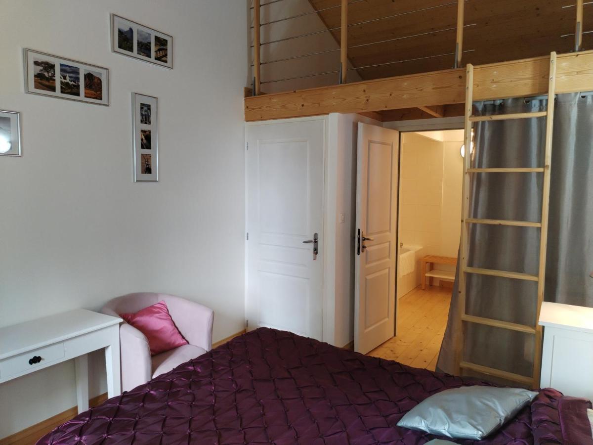 La Maison Pres Du Ruisseau Fenioux  ภายนอก รูปภาพ